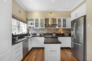 Fridge, microwave, oven, stovetop - Welcome to our charming, 2-level house just 5 min walk to 3 Sisters, Echo Point! (Katoomba)