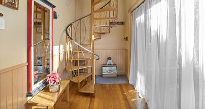 Welcome to our charming, 2-level house just 5 min walk to 3 Sisters, Echo Point!