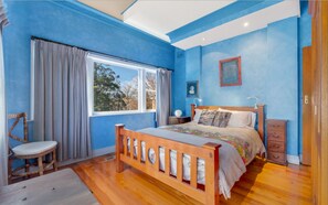 5 bedrooms, desk, iron/ironing board, free WiFi - Welcome to our charming, 2-level house just 5 min walk to 3 Sisters, Echo Point! (Katoomba)