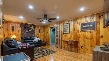 Smart TV, chimenea, futbolito y libros