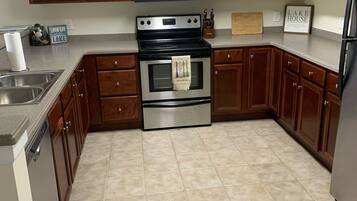 冰箱、微波炉、烤箱、炉灶