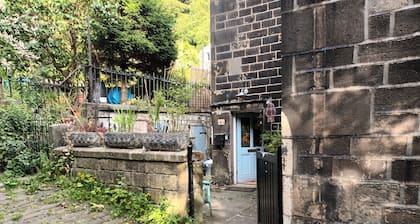 Eclectic Artists Cottage in Bohemian Hebden Bridge