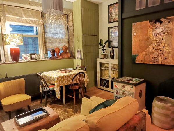 House, 1 Queen Bed | Living room