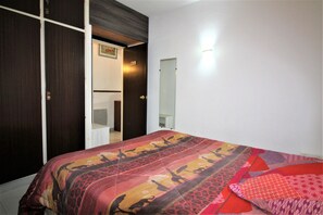 1 soverom og strykejern/-brett