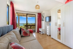 Comfort Studio Suite | Living area | Smart TV, Netflix, streaming services