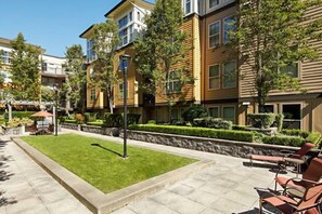 Property grounds - Beautiful Bellevue 1BR w/ Bike Storage & W/D, near coffee, by Blueground (Bellevue)