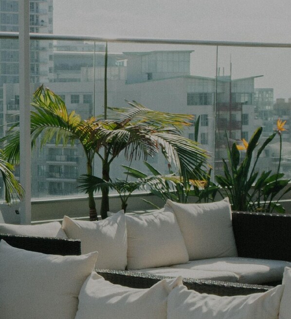 Property grounds - Beautiful Bellevue 1BR w/ Bike Storage & W/D, near coffee, by Blueground (Bellevue)