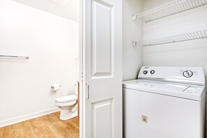 Een haardroger, handdoeken