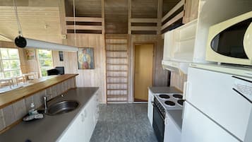 Refrigerador, microondas, horno y cafetera y tetera