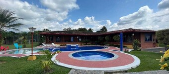 Cerca a filandia, parque del cafe, panca y parque los arrieros