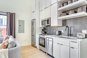 Fridge, microwave, oven, dishwasher - Hip Eastern Market 2BR w/ W/D & Rooftop, near TJ & Metro, by Blueground (Washington, D.C.)