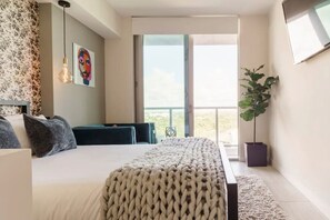 2 bedrooms, iron/ironing board, travel cot, free WiFi - Private Balcony Views and Resort Style Amenities (Miami)