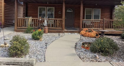 Cozy Cabin-real log cabin stay. Loft bed,
woodsy decor, clean & cozy!