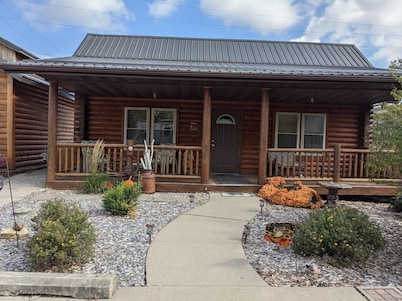 Cozy Cabin-real log cabin stay. Loft bed,
 woodsy decor, clean & cozy!