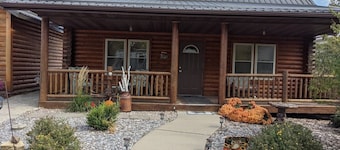 Cozy Cabin-real log cabin stay. Loft bed,
woodsy decor, clean & cozy!