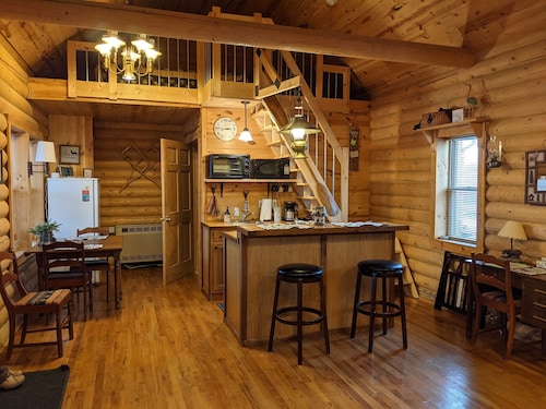 Cozy Cabin-real log cabin stay. Loft bed,
 woodsy decor, clean & cozy!