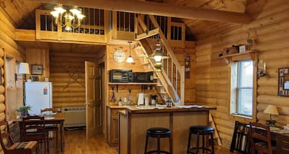 Cozy Cabin-real log cabin stay. Loft bed,
woodsy decor, clean & cozy!