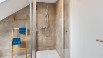 Dusche, Haartrockner, HandtĂŒcher