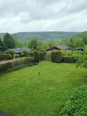 Property grounds - Holiday Home on Lake 'Hennesee' with Wi-Fi, Terrace & Garden (Meschede)