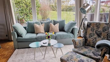 Tv, eldstad och en stereo