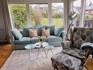 Televisión, chimenea y estéreo 