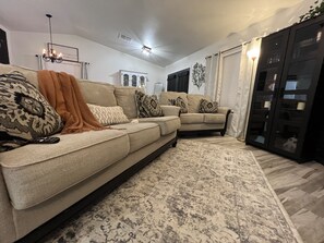 Smart TV, caminetto, libri