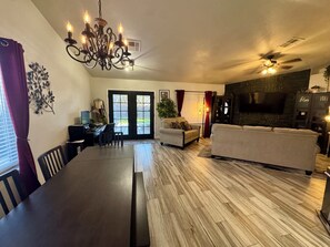 TV connectée, cheminée, livres