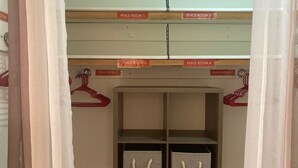 Una habitación con salas de tranquilidad señalizadas y un estante con cajas de almacenamiento.