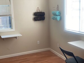 Free WiFi - WHOLE Family - Barrette - back - Hostel (Sacramento)