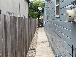 Exterior - WHOLE Family - Barrette - back - Hostel (Sacramento)