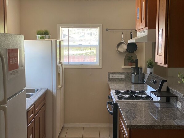 Shared kitchen - WHOLE Family - Barrette - back - Hostel (Sacramento)