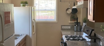 WHOLE Family - Barrette - back - Hostel