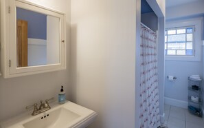 Combined shower/bathtub - The Newport Haven - 3 Bedroom, 1 Bath in 5th Ward (Newport)
