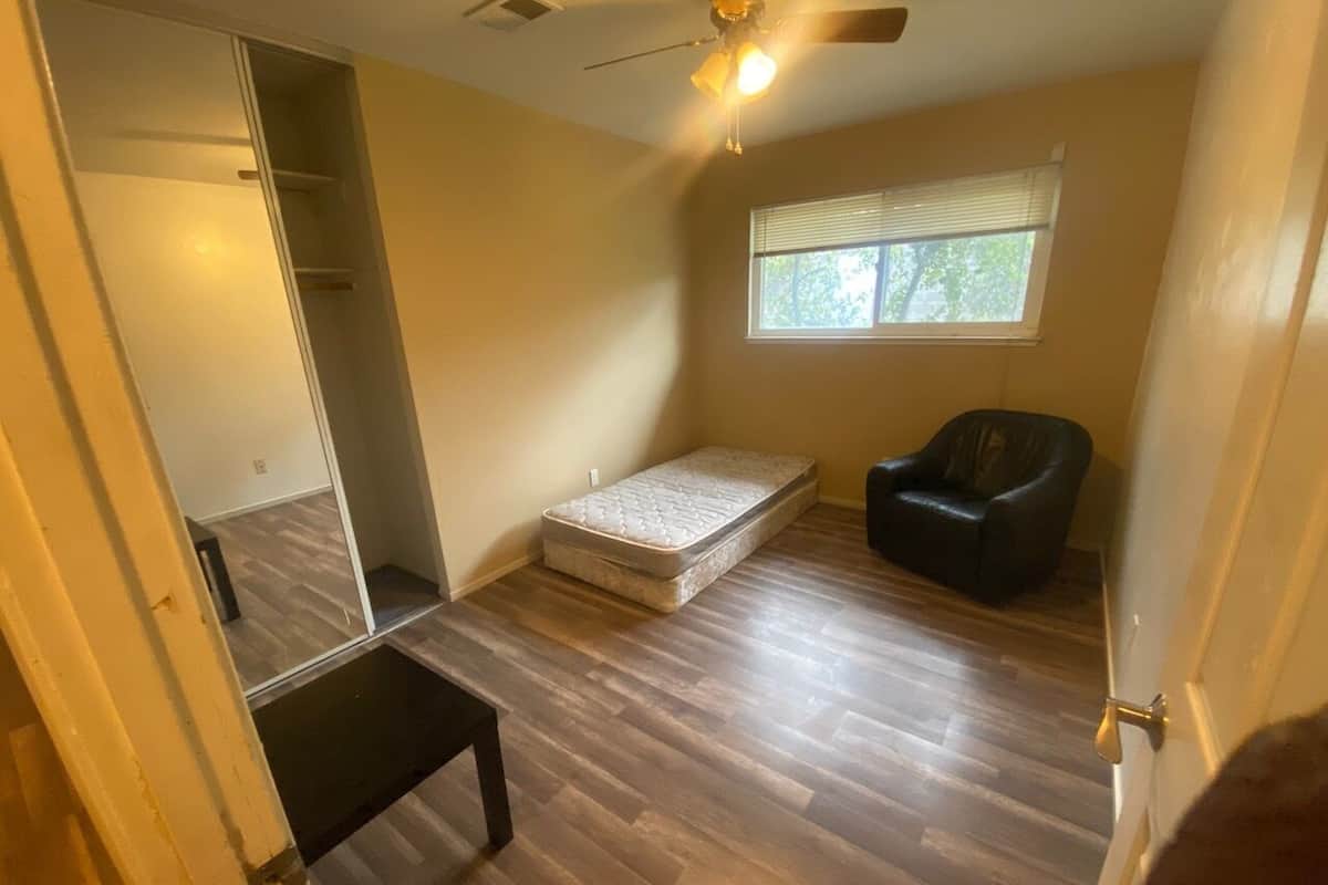 标准单人房 | 免费 WiFi、特色家居、床单