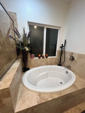 Ensemble douche/baignoire, sèche-cheveux, peignoirs, serviettes fournies