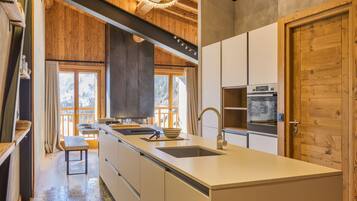 Een koelkast, een oven, een kookplaat, een vaatwasser