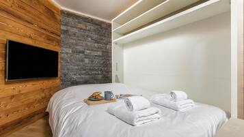 2 bedrooms, free internet, bed sheets