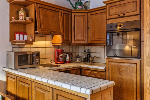 Kühlschrank, Mikrowelle, Ofen, Herdplatte