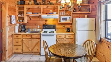 Réfrigérateur, micro-ondes, four, cafetiÚre/bouilloire