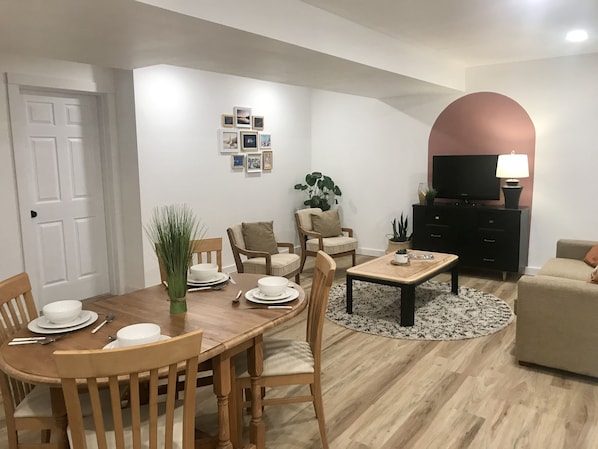 Dining - Lakeside Suite - Two bed, Two bath Suite in Nelson  (Nelson)