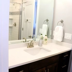 Ensemble douche/baignoire, sĂšche-cheveux, serviettes fournies, savon