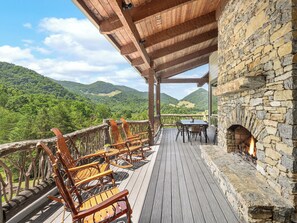 Outdoor dining - Luxury Mountain Estate w Panoramic Mountain Views (Clyde)