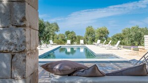 A poolside area with lounge chairs and a view of a pool. - Villa in Ostuni with 6 bedrooms sleeps 11 (Ostuni)