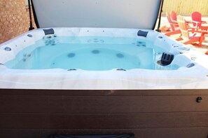 Outdoor spa tub - Willard Lodge | Hottub (Pottsboro)