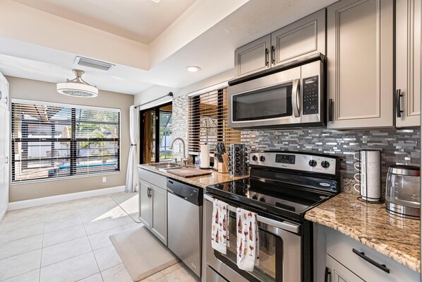 冰箱、微波炉、烤箱、炉灶