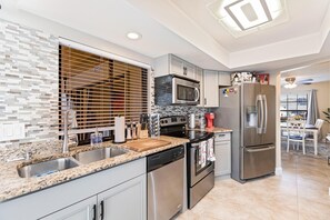 冰箱、微波炉、烤箱、炉灶