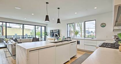Chic Coronado Retreat w/ Patio & 4 Cruiser Bikes!