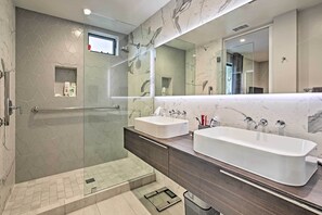 Kostenlose Toilettenartikel, Haartrockner, Handtücher