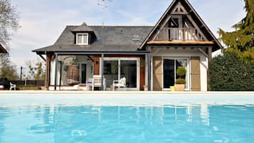 Una piscina al aire libre, una piscina climatizada