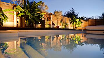 Een buitenzwembad en een verwarmd zwembad